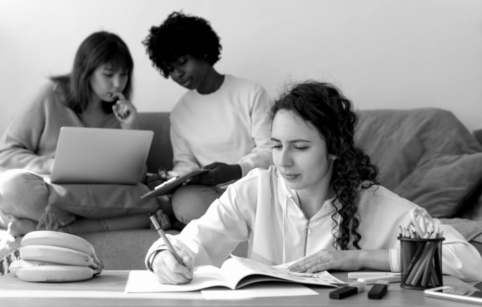 Bureau moderne avec ordinateurs et documents financiers